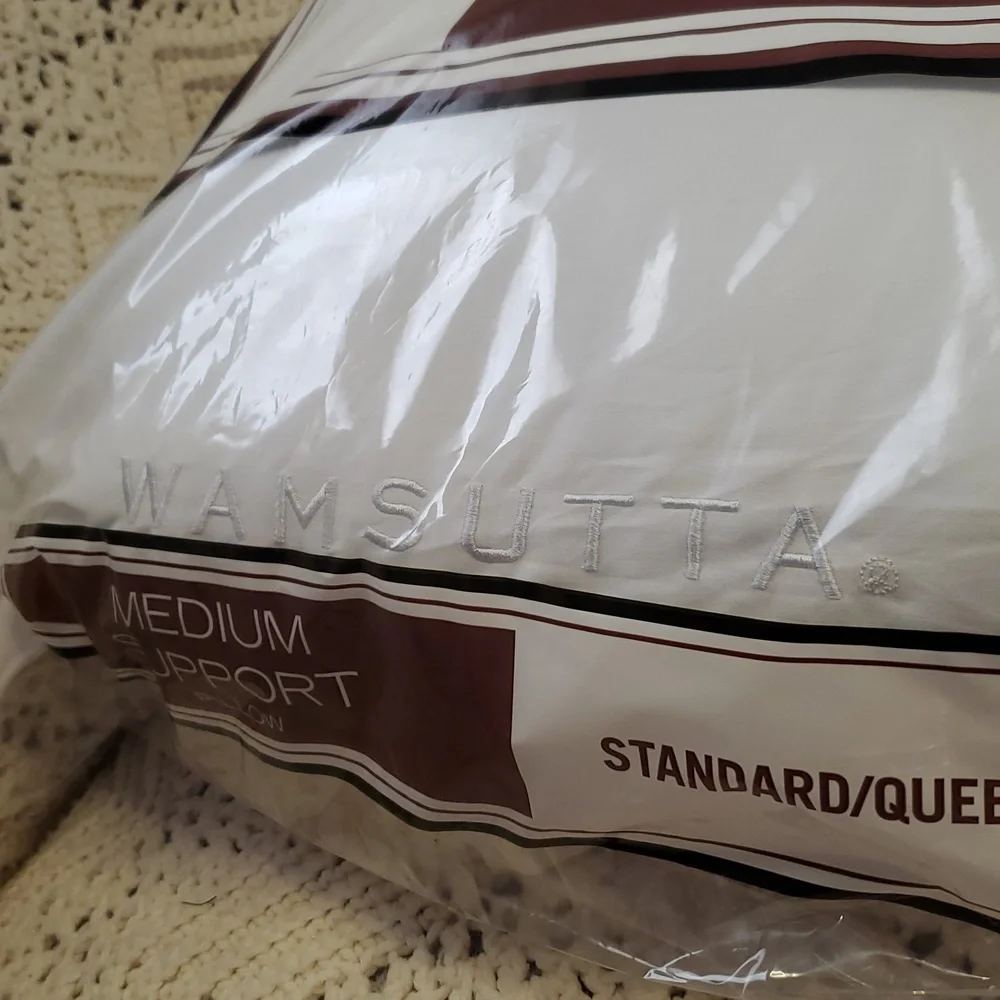 New Wamsutta Medium Support Pillow - Crisp White. Standard/Queen.